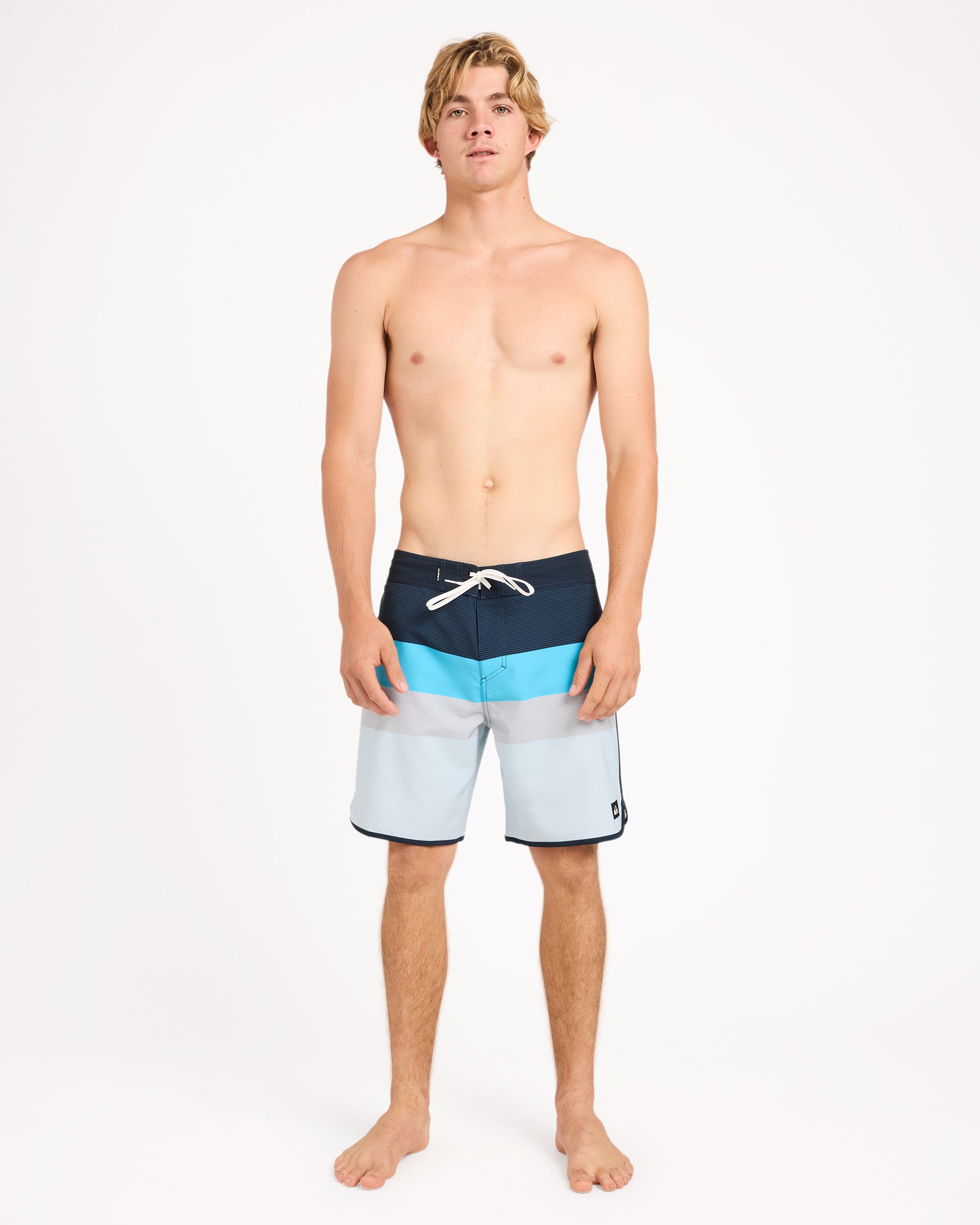 uqybs03135_quiksilver_nvy_frt9